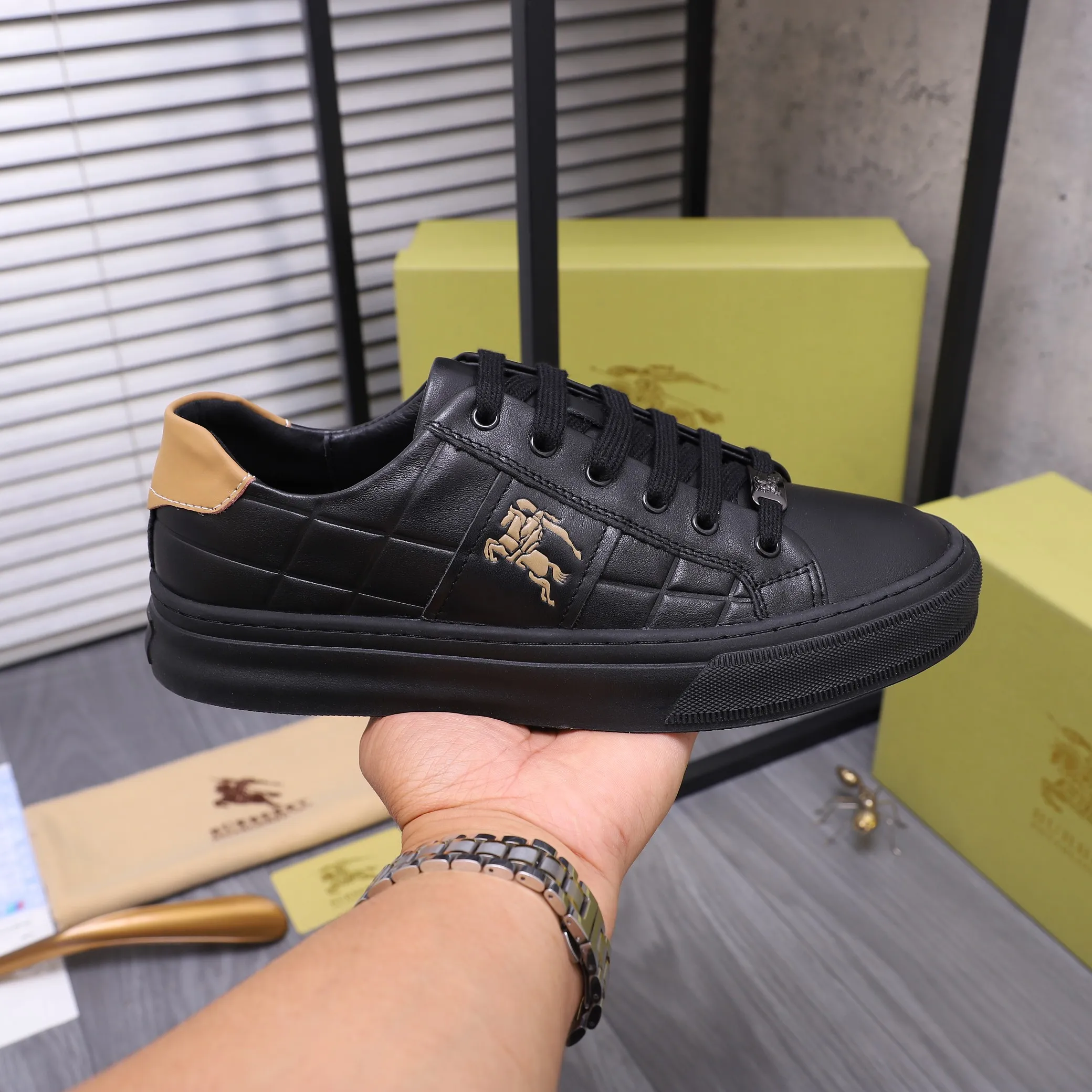 Men's shoes 💰p400 Product trademark: Burberry "Burberry" casual shoes Regular size: 38-44 Product materials: Selected cowhide embossed upper, pigskin lining, rubber outsole